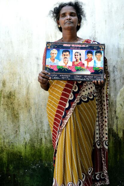 Balasubramaniam Annaludchumy muestra las fotograf&iacute;as de los cinco familiares que murieron en 2009 en la &ldquo;zona segura&rdquo; reservada para civiles.