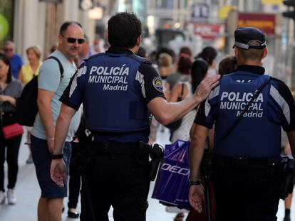 Dos policías municipales patrullan por la Gran Vía, en una imagen de archivo.