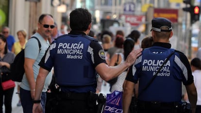 Dos policías municipales patrullan por la Gran Vía, en una imagen de archivo.