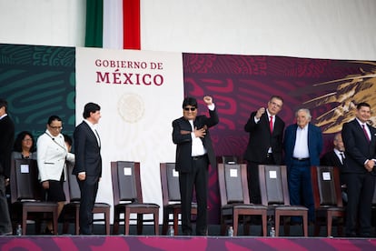 Algunos de los invitados al desfile fueron José Mujica y Evo Morales, expresidentes de Uruguay y Bolivia respectivamente, Gabriel y John Shipton, hermano y padre de Julian Assange, y el canciller mexicano, Marcelo Ebrard. En la imagen, Morales saluda a alguien a la distancia, mientras Ebrard y Mujica hablan durante el desfile. 