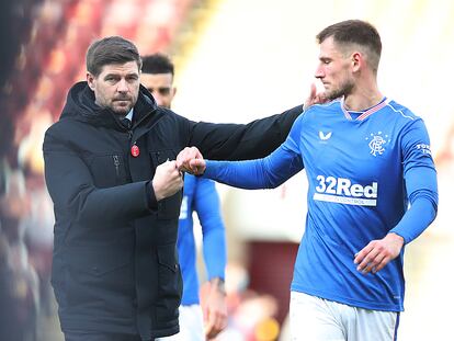 Gerrard felicita a Barisic durante un partido.