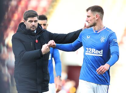 Gerrard felicita a Barisic durante un partido.