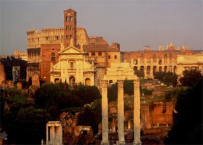 Ryanair estrena vuelos entre Valencia o Santander y Roma. En la foto, las ruinas del Foro y el Coliseo de la capital italiana.