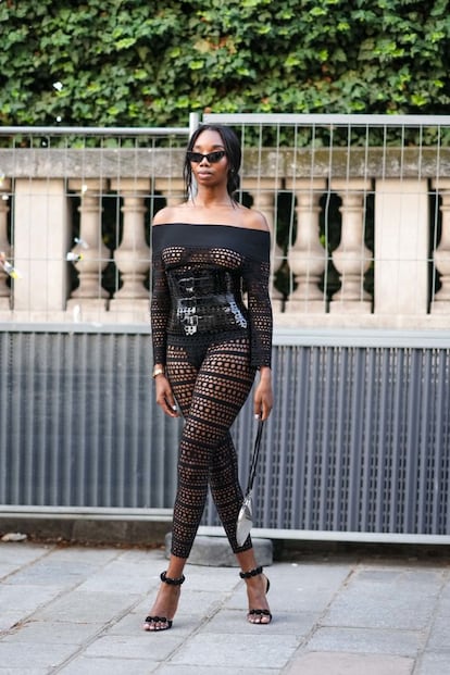 The geometric shape of Alaïa’s knits make the garments stand out, as in the case of this influencer and model, who also donned one of the house’s recognizable corset belts.