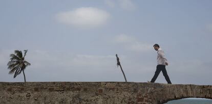 Tavares camina sobre la muralla de Cartagena de Indias durante el Hay Festival.