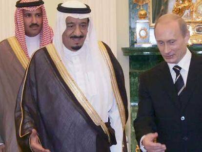 El presidente ruso, Vladimir Putin (derecha), da la bienvenida al gobernador de la región de Riad, el príncipe Salman Bin Abdul Aziz Al-Saud, en el palacio del Kremlin en Moscú.