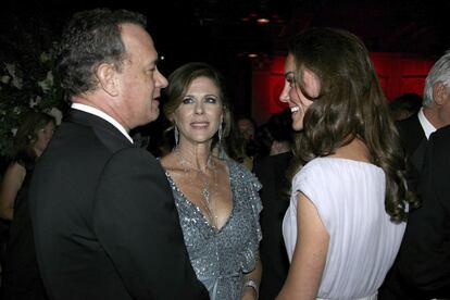 La esposa del príncipe Guillermo, Catalina, charla con el actor y productor Tom Hanks y con su esposa, la también actriz Rita Wilson, durante la cena inaugural 'Brits to Watch 2011' de la Academia Británica para las Artes del Cine y la Televisión (BAFTA) celebrada anoche en el Teatro Belasco en Los Ángeles, California (EEUU).