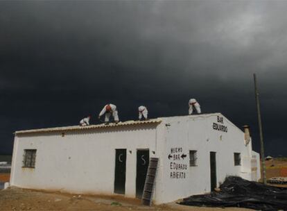 Los operarios desmontan ayer el techo del bar Eduardo, en la playa de Chipiona.