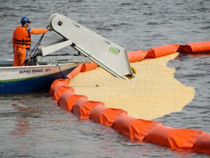 Un operario de Petrobras durante el simulacro que derramó cientos de kilos de palomitas de maíz en el río Negro, afluente del Amazonas.