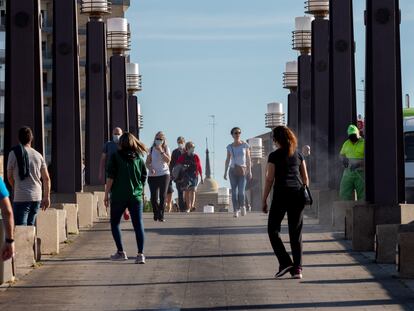 Varios peatones, en Zaragoza el 2 de mayo.