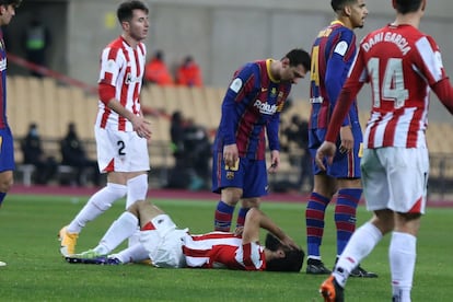 Villalibre, en el suelo, se duele de la agresión de Messi este domingo en la final de la Supercopa.