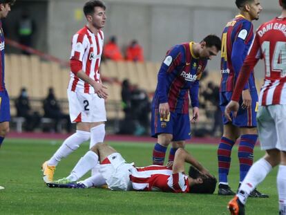 Villalibre, en el suelo, se duele de la agresión de Messi este domingo en la final de la Supercopa.