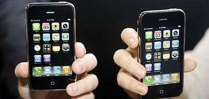 El iPhone llega a España. Dos iPhone 3G durante la presentación del smartphone de Apple en la sede de  Telefónica el 10 de julio de 2008.