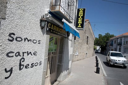 Una carnicería adornada con versos en la localidad.