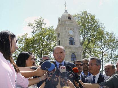 El presidente turco, Recep Tayyip Erdogan, responde a las preguntas de la prensa tras asistir en una mezquita al rezo del viernes en Estambul. 