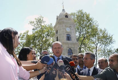 El presidente turco, Recep Tayyip Erdogan, responde a las preguntas de la prensa tras asistir en una mezquita al rezo del viernes en Estambul. 