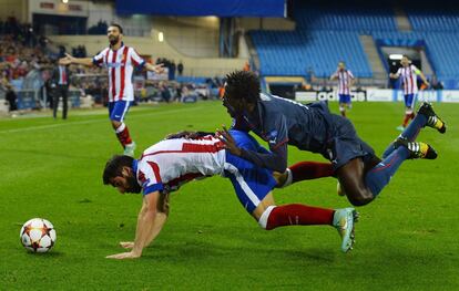 Raul Garcia lucha por el balón con el mediocampista congoleño del Olympiacos Delvin Ndinga.