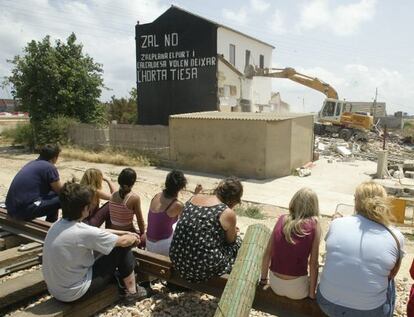 Vecinos de La punta observando el derribo de su casa, la &uacute;ltima de la huerta de La Punta. 