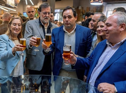 El presidente del PP de Castilla-La Mancha, Paco Núñez (tercero por la izquierda), realiza un paseo electoral por el casco histórico de Toledo junto al expresidente del Gobierno, Mariano Rajoy (segundo por la izquierda), y la candidata al Congreso por Madrid, Ana Pastor (izquierda), este domingo.