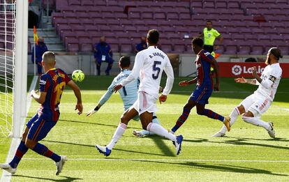 El jugador del Barcelona, Ansu Fati (segundo por la derecha), marca el gol del empate frente al Real Madrid.