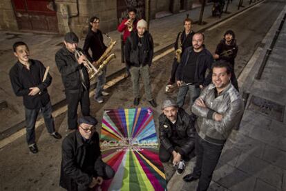 La plana mayor del proyecto <i>Achilifunk,</i> con Txarly Brown agachado a la izquierda.