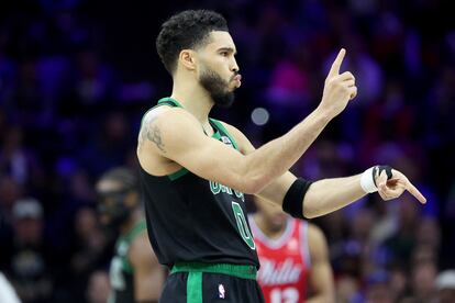 Jayson Tatum, de los Boston Celtics, celebra una canasta contra los Philadelphia 76ers durante el tercer cuarto del partido de este viernes.