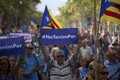 Un home sosté un cartell amb el lema "No tenim por".