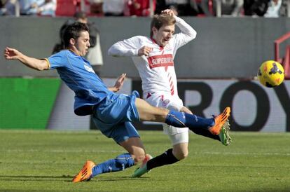 Marko Marin pelea por el balón con Pablo Sarabia