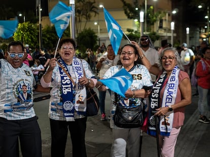 Simpatizantes de Nayib Bukele celebraban el domingo su triunfo en la reelección como presidente de El Salvador, frente al Palacio Nacional.