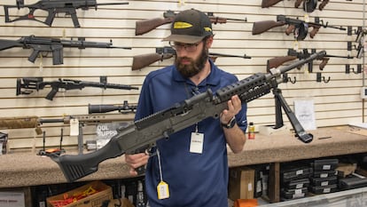 Un vendedor con un rifle de alto poder en Greely (Pensilvania), en octubre de 2022.