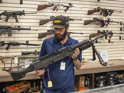 Un vendedor con un rifle de alto poder en Greely (Pensilvania), en octubre de 2022.