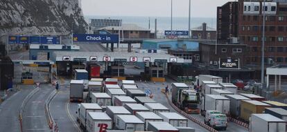 Camiones hacen cola para cruzar el Canal de la Mancha en el puerto de Dover.