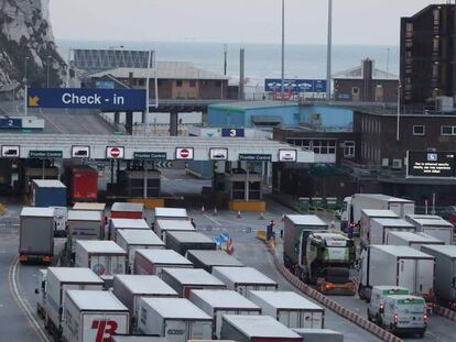 Camiones hacen cola para cruzar el Canal de la Mancha en el puerto de Dover. 