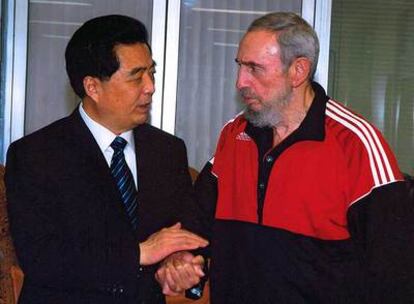 Hu Jintao estrecha la mano de Fidel Castro en la residencia de éste en La Habana.