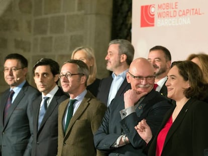 La alcaldesa Ada Colau, junto al consejero delegado de GSMA, John Hoffman