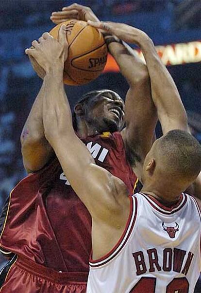 Haslem, de Miami, intenta superar a Brown, de Chicago.