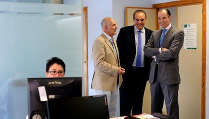 El consejero de Sanidad, Manuel Llombart, a la derecha, junto al dimitido gerente Sergio Blasco, en una imagen de archivo.