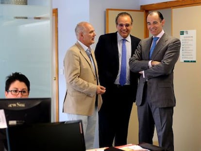 El consejero de Sanidad, Manuel Llombart, a la derecha, junto al dimitido gerente Sergio Blasco, en una imagen de archivo.