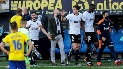 Los jugadores del Valencia abandonan el terreno de juego el pasado domingo en Cádiz.