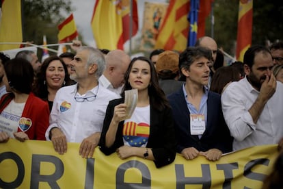 Dirigentes de Ciudadanos en la manifestación del 12 de Octubre en Barcelona este sábado. Desde la izquierda: Carlos Carrizosa (segundo por la izquierda) e Inés Arrimadas (centro).