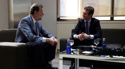 El expresidente del Partido Popular Mariano Rajoy junto al nuevo presidente de la formación, Pablo Casado, en su primera reunión tras la celebración del Congreso Nacional Extraordinario. 