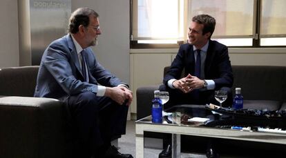 El expresidente del Partido Popular Mariano Rajoy junto al nuevo presidente de la formación, Pablo Casado, en su primera reunión tras la celebración del Congreso Nacional Extraordinario.