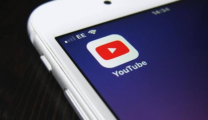 Icono YouTube en umn smartphone