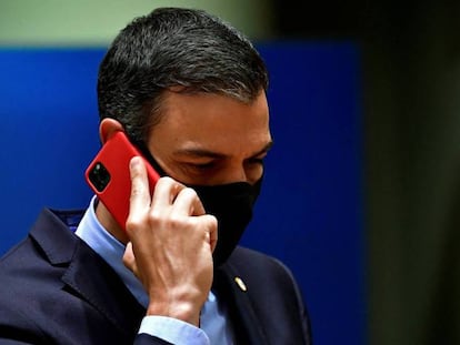 El presidente del Gobierno, Pedro Sánchez, habla por su teléfono móvil, en una imagen de archivo.