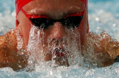 Adam Peaty, de Inglaterra, en acción durante los 100 metros braza en el Optus Aquatic Centre, en Gold Coast (Australia), el 6 de abril de 2018.