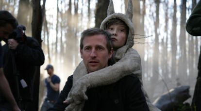 Spike Jonze, lleva en la  espalda a su actor protagonista, Max Records,  durante el rodaje de <i>Donde viven los monstruos.</i>