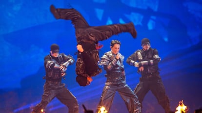 Kyle Alessandro, representante de Noruega, canta 'Lighter' en la priemra semifinal de Eurovisión 2025.