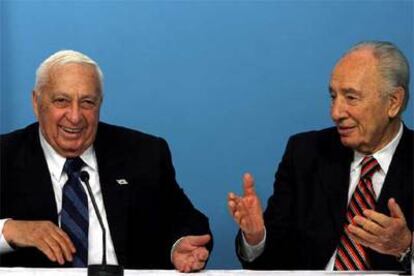 Ariel Sharon y Simón Peres conversan durante un acto oficial en Jerusalén el pasado 16 de noviembre.