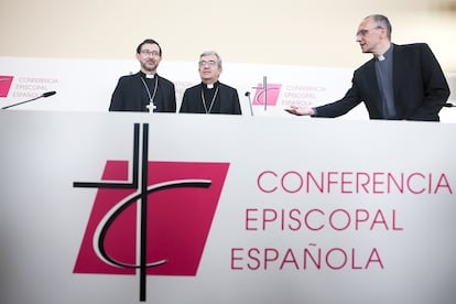 El elegido vicepresidente de la Conferencia Episcopal Española, José Cobo (a la izquierda), y el elegido nuevo presidente, Luis Argüello, en el centro, durante la rueda de prensa tras su elección este martes en Madrid.