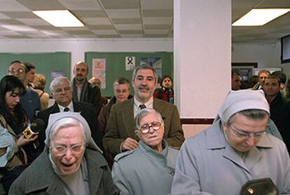 Gaspar Llamazares guarda cola para votar en su colegio electoral.